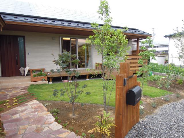 ウッドデッキと天然芝のかわいいお庭 長野県のガーデニングのことならアイザックデザイン